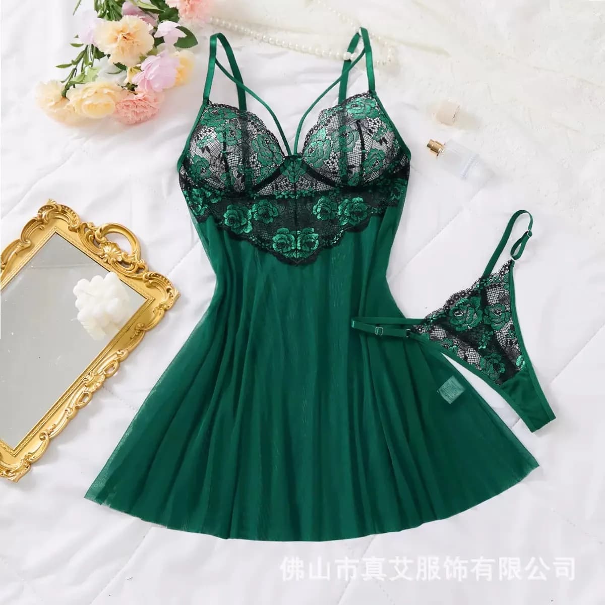 Nuisette verte en dentelle